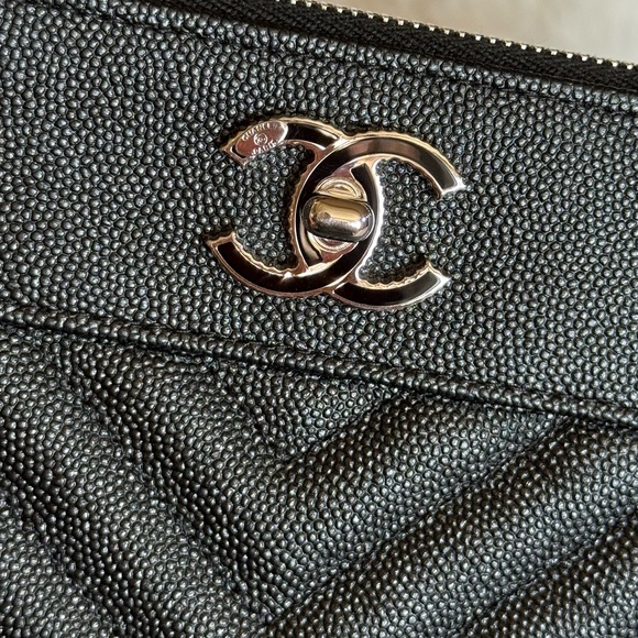 Chanel
Mademoiselle Vintage O Case Pouch Chevron Metallic Caviar - Picture 5 of 14